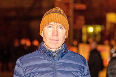 Der Plauener Jörg Schneider an einem Montagabend bei einem Coronaspaziergang durch seine Heimatstadt. 
