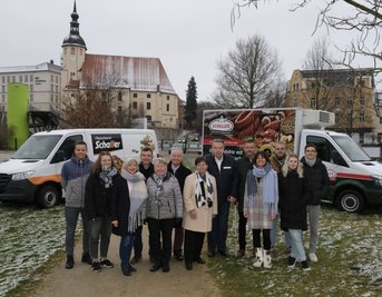 Gehören zu Reichenbach wie die Peter-Paul-Kirche zur Stadt: Die Schallers von der Fleischerei sowie der Wurstfabrik repräsentieren drei Generationen einer Fleischer-Tradition seit 1892. Dafür stehen in der rechten Bildhälfte für die Wurstfabrik an der Buchenstraße Uta und Walter Schaller, Sohn Ralf mit Ehefrau Kathleen Schaller sowie die Kinder Franz, Anna und Jonas. Auf gemeinsame familiäre Wurzeln geht auch die Fleischerei von der Unteren Dunkelgasse zurück - dafür stehen Renate und Hans Schaller, Sohn Uwe mit Ehefrau Solvie Schaller sowie die Kinder Hanna, Robert und Marlene (nicht im Bild). 