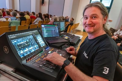 Thomas Reichel bei der Arbeit: Beim Konzert von Monika Martin am Sonntag in der Stadthalle Marienberg hatte der Pockauer eines der seltenen Heimspiele. Normalerweise ist er mit den Künstlern europaweit unterwegs.