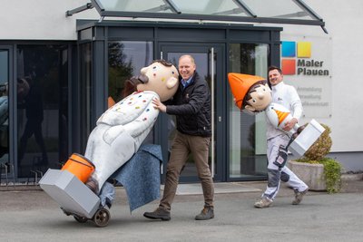 Andreas Stephan, Plauens Maler-Chef (l.), und Kollege Andy Puschner mit Vater und Sohn.