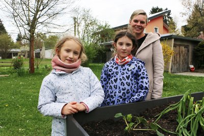 Amy und Nina mit Leiterin Jessica Weidauer an einem der neuen Hochbeete.