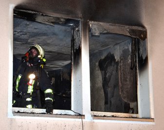 Bei dem Feuer in einem Mehrfamilienhaus in Rochlitz mussten sieben Bewohner aus vier Wohungen evakuiert werden.