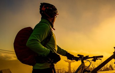 Längst haben Radfahrer den Fichtelberg für sich entdeckt. Dank E-Bikes schaffen es inzwischen auch deut-lich mehr Hobby-Radler bis hinauf in die Berge.