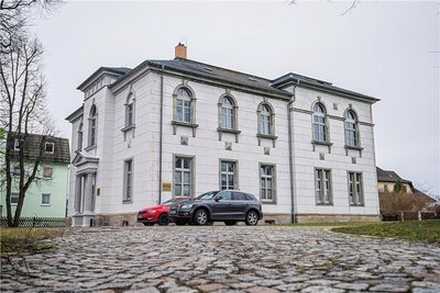 Die Schneeberger Freimaurerloge in der Seminarstraße 39. Im Erdgeschoss befindet sich ein Steuerbüro. Der Tempel liegt im ersten Stock, im zweiten gibt es eine Logenbibliothek. 
