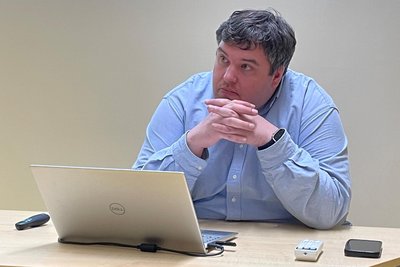 Sebastian Trept ist Politikwissenschaftler. In seinem Vortrag in der Volkshochschule in Aue hat er jetzt einen Einblick in die Reichsbürgerszene gegeben.
