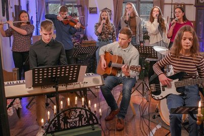 Schülerinnen und Schüler der Musikschule haben im Museum Rodewisch ihr Weihnachtsprojekt aufgezeichnet. Zu sehen ist es ab 4. Advent auf der Homepage der Schule und im Rowi-Online-Adventskalender.