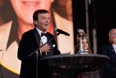 Er war der Hauptdarsteller des dritten Mächenfilmfestivals: Schauspieler Pavel Trávniček. Er hat in dem Film „Drei Haselnüsse für Aschenbrödel“ den Prinzen gespielt. Während des Festivals wurde er mit dem Preis für sein Lebenswerk ausgezeichnet.