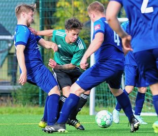 Die Zuger um Ranny Abdullah (M.) setzten sich gegen den TSV Falkenau, hier mit Jens Forberger (l.) und Marco Seifert, 4:3 durch. 