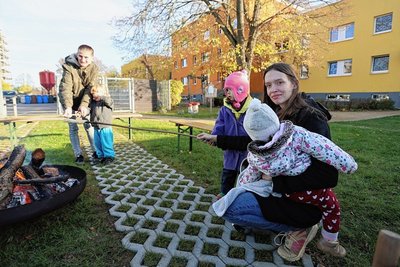 Ramona Pfuhl (rechts) mit Kindern Jeanette (ein Jahr alt; auf den Arm) und Rachel (3) in der Kita "Kuschelkiste" in Zwickau. Auch sie hofft, dass für die Angebote innerhalb des Projektes "Eltern-Kind-Zentrum" im kommenden Jahr noch genügend Geld zur Verfügung steht. 