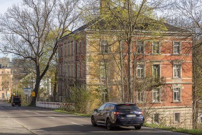 Macht ebenfalls einen heruntergekommenen Eindruck: der alte Gewerbekomplex an der Bärensteiner Straße.