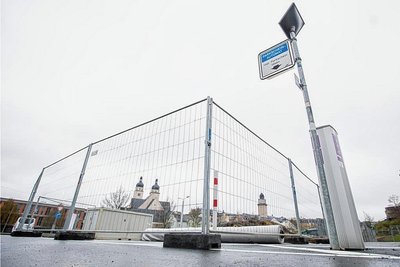 Baumaterial statt Stellflächen für Autos: Der innerstädtische Parkplatz am Neustadtplatz ist komplett gesperrt worden.