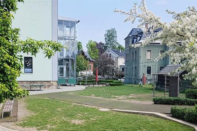 Der Hof der Grundschule in Erlbach: Ist ein Pflaster tatsächlich besser als Gras? Die Neugestaltung wurde jetzt vergeben.