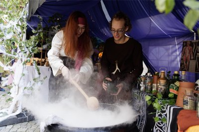 Zu den unzähligen Akteuren, die während des Festivals auch abseits der großen Bühne für eine zauberhafte Atmosphäre ingesorgt haben, gehörten im vorigen Sommer Elisa Fränzl und Bruno Seifert in ihrer „Hexenküche“ in der Dunklen Gasse.