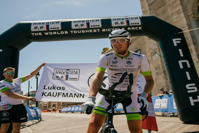 Ankunft nach fast neun Tagen: Lukas Kaufmann im Ziel des Radmarathons.