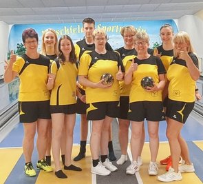 Daumen hoch: Die Kegel-Damen des Hirschfelder SV mischen nach dem Aufstieg auch in der 2. Verbandsliga vorn mit. 