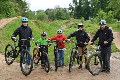 Die Rochlitzer Mountainbiker treffen sich fast jeden Tag am Bikepark an der Bleiche, um zu trainieren: Lia (v.li.), Bruno, Felix, Lasse und Emil.
