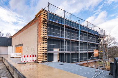 Die Neugestaltung der Fassade der künftigen Event-Location in Pockau gestaltet sich aufwendiger als erwartet. Das wurde aber erst deutlich, als der Eingriff in die bestehende Substanz erfolgte.
