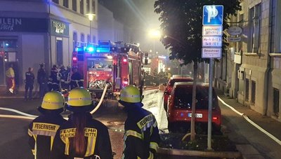 Auf dem unteren Teil der Forststraße, zwischen Stresemann- und Rädelstraße, brannte es in einem Hinterhof. 
