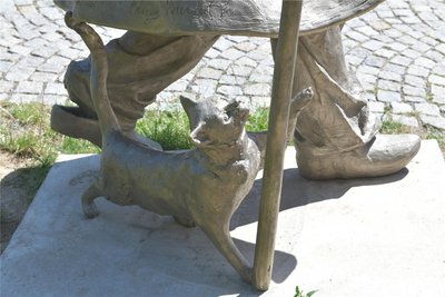 Die Katze des Nachtwächters an der Silberweg-Figur am Donatstor in Freiberg.