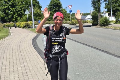 Stadtgrenze erreicht: Christin Ziehr auf der Jocketaer Straße in Höhe der Falknerei Herrmann.