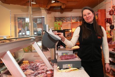 Tina Schürer an einem ihrer Arbeitsplätze, im Hofladen, hinter der Verkaufstheke.