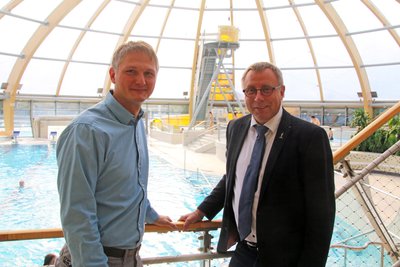 Die Geschäftsführer des Freiberger Johannisbades, Sylvio Dienel (links) und Axel Schneegans, präsentieren das frisch sanierte Johannisbad.