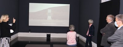 Jumana Mannas preisgekrönter Film "Wild Relatives" zeigt den Weg von Saatgut zwischen Syrien, dem Libanon und Norwegen. Die palästinensische Künstlerin lebt in Berlin. 