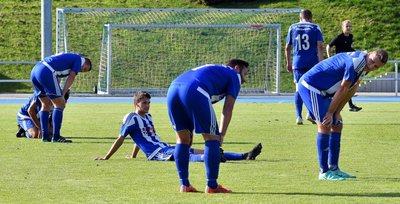 Hängende Köpfe nach dem Schlusspfiff: Die Mittweidaer Sachsenliga-Fußballer haben trotz eines couragierten Auftritts bereits ihr drittes Heimspiel in dieser Saison verloren. Nun geht es in eine zweiwöchige Pflichtspielpause. 