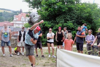 Frank Vogel aus Tremnitz nahm am Motorblockweitwurf teil. Am Ende kam er auf eine Bestweite von acht Metern und belegte damit Rang 2.