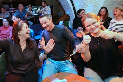 Bingo! Janet Seraczek (links) freut sich gemeinsam mit ihrem Lebenspartner Marcel Weigelt und Tochter Ida über Konzertfreikarten im Open-Air-Gelände des Malzhauses.