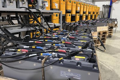 Stromspeicher sind gefragt: Bei JT Energy Systems in Hilbersdorf bei Freiberg werden Batterien aus Gabelstaplern recycelt. Einige davon werden für ortsfeste Anlagen verwendet.