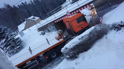 Hier kam der Laster nicht durch: Die Brücke über die Paßstraße in Kühberg hat eine Durchfahrtshöhe von 3,3 Metern.