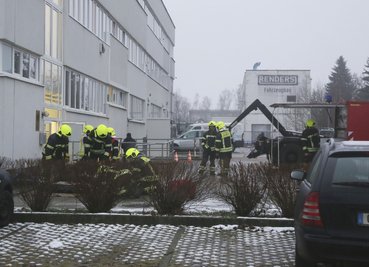 Einsatzkräfte der Feuerwehr rückten am Dienstag zu einem ABC-Einsatz in der Bundesanstalt für Arbeitsschutz und Arbeitsmedizin in Chemnitz an.