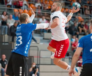 David Zbiral beim Wurf: Dreimal netzte der Kreativspieler gegen Delitzsch für die Plauener ein. Foto: Oliver orgs