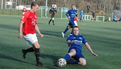 Beim Testspiel in Limbach-Oberfrohna hielt Pierre Kretzschmar (r.) von Barkas Frankenberg die Abwehr bei den Männern zusammen. Am Sonntag wartet auf den C-Juniorentrainer des Vereins eine spannende Aufgabe für sein Jugendteam im Sachsenpokal gegen den FC Grimma. 