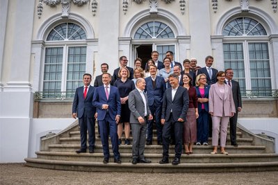 Familienfoto vom Bundeskabinett mit Kanzler Olaf Scholz (vorn in der Mitte) auf der Schlosstreppe. Die Klausur fast zur Halbzeit der Regierungszeit ist beendet. 