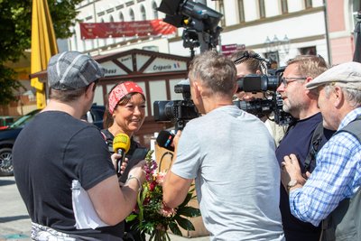 Umringt von Medienvertretern: Christin Ziehr nach der Zielankunft.
