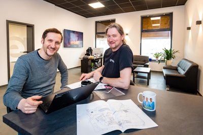Im bereits fertiggestellten, großzügigen Bürotrakt im Erdgeschoss des „Messtreffs“ bespricht Thomas Reichel mit seinem Mitarbeiter Fabian Klawe (l.) die Planung einer Veranstaltung.