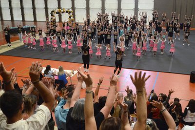 Beste Stimmung herrschte bei den Wettkämpfen im Cheerleading in Auerbach schon bei der gemeinsamen Erwärmung.