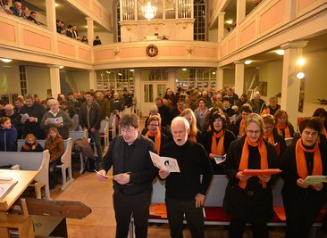 Ein Dorf singt gemeinsam "Freude schöner Götterfunken" ... initiiert von Michael Kreskowsky (vorn links).