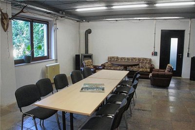 Der neu geschaffene Vereinsraum der Oldtimerfreunde . Leitungen wurden bewusst offen verlegt, um dem Raum "Werkstattflair" zu geben - passend zur Vereinstätigkeit der Schrauber.