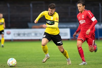 VFC-Mittelfeldspieler Tim Limmer (links) läuft mit Ball dem Meuselwitzer Luca Bürger davon.