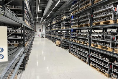 Der laut Betreiber größte Batteriespeicher in Sachsen füllt bei JT Energy Systems im Gewerbegebiet Freiberg Ost mehrere Regalreihen.