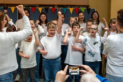 Der Schulchor der Wilhelm-Pfeffer-Schule bei seinem Auftritt zur Jubiläumsfeier am Donnerstag in Rochlitz.