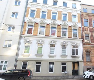 In der Nacht zum Dienstag ist es in einem Mehrfamilienhaus an der Plauener Haydnstraße zu einem schweren Brand gekommen. Im Haustürbereich sind noch Rußspuren zu erkennen.