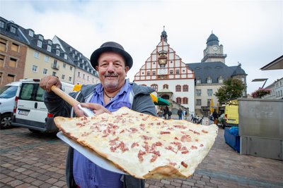 Der gebürtige Bayer Werner Frank verkauft jetzt regelmäßig auf dem Plauener Wochenmarkt Flammkuchen.