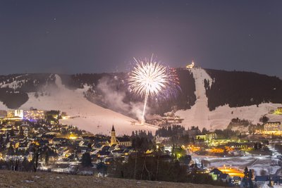 Zur JWM-Party soll es auch ein Feuerwerk geben (im Bild Pyrotechnik, die bei der Winterklassik 2017 über Oberwiesenthal leuchtete)