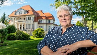 Constanze Ulbricht vor ihrem zweiten Zuhause, der Baldauf-Villa. Die Aufnahme entstand kurz vor ihrem 65. Geburtstag. 