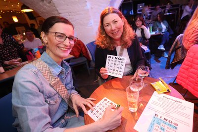 Anja Kellner (links) und Conny Reißmann hatten einen geselligen Mädelsabend. Zur nächsten Bingo-Party wären sie gern wieder dabei.