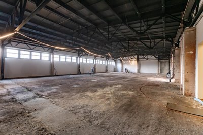 Blick in den künftigen Konzertsaal des „Messtreffs“ in Pockau. In Kürze soll hier der Estrich eingebaut werden. Rechts an den Saal angrenzend befindet sich ein großzügiger Cateringbereich im Bau.